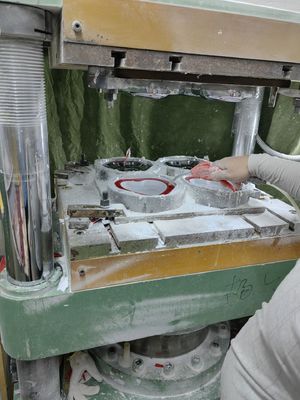 Il composto del modanatura dell'urea del commestibile spolverizza C3H6N6 per stoviglie