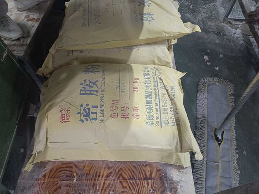 Melammina di alta purezza in polvere per lo stampaggio 99,8% colore personalizzato per la produzione di stoviglie